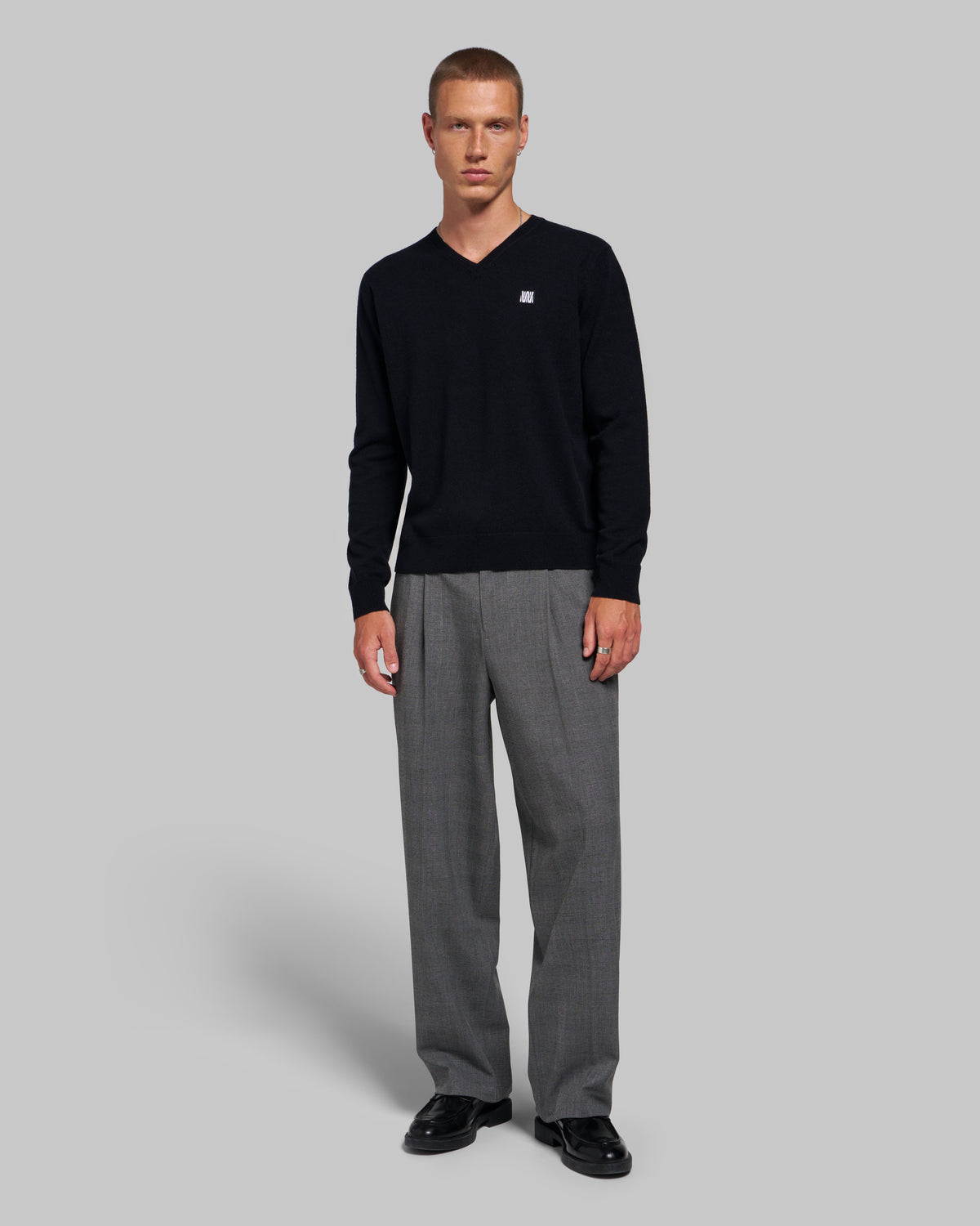 CORE V-NECK SWEATER