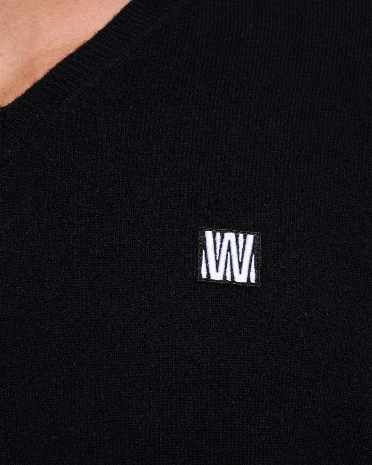 CORE V-NECK SWEATER
